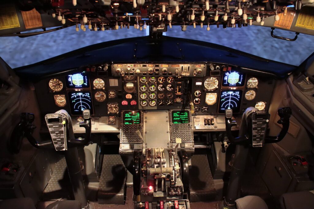 B737CL_cockpit_1