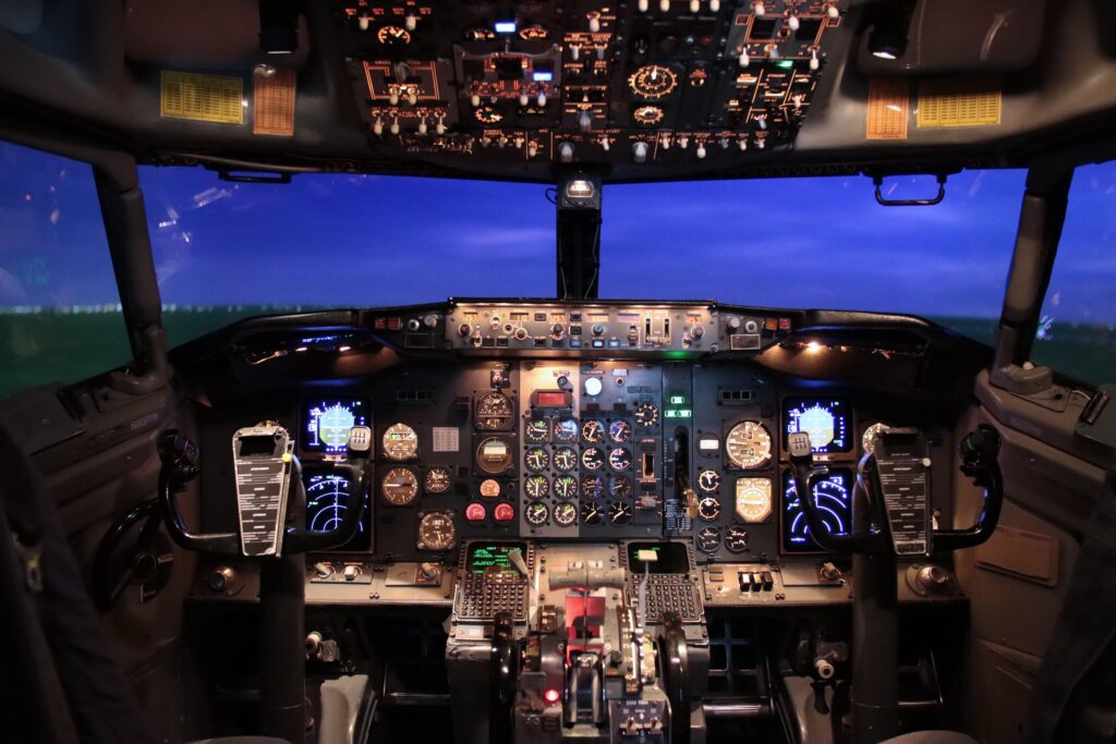 B737CL_cockpit_2