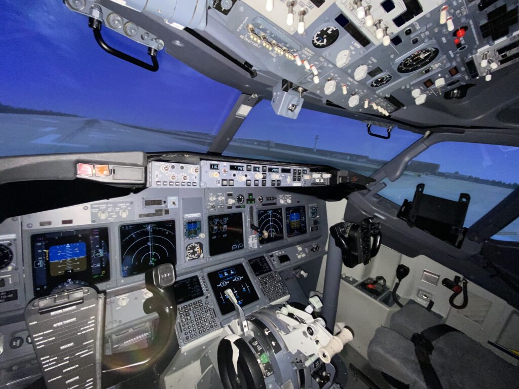 B737NG_china_cockpit_2