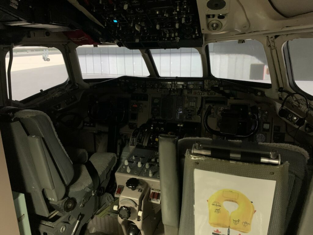 MD80_Dinard_cockpit_2