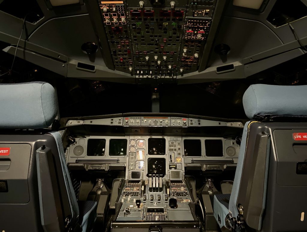 A340_cockpit_3-min